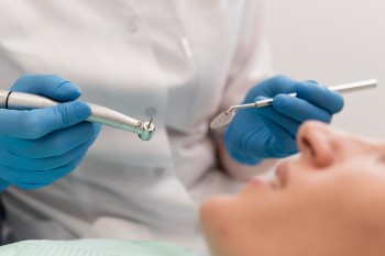 Dlaczego regularne wizyty u dentysty są ważne?	